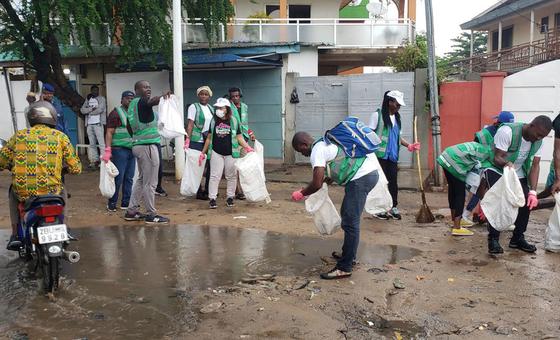 在贝宁首都科托努宗戈区，人们正在参加清洁活动。